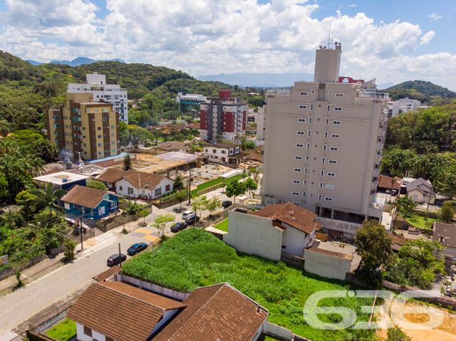 INVISTA NESTA AMPLA OPORTUNIDADE NO BAIRRO GLÓRIA!

Descubra o potencial deste magnífico terreno de 800m² no bairro Glória, em Joinville. Com uma frente de 20 metros para uma rua pavimentada e tranquila, este lote representa uma oportunidade rara para quem busca espaço e localização privilegiada.

Este terreno não é apenas um espaço vazio; é uma tela em branco para seus sonhos e projetos. Seja para construir um empreendimento residencial ou comercial, este lote oferece o cenário perfeito para transformar suas ideias em realidade.

A localização é um dos grandes atrativos deste terreno. Situado no bairro Glória, um dos mais desejados de Joinville, ele se beneficia da proximidade com transporte público, comércios variados, escolas e parques, garantindo conveniência e qualidade de vida.

Na 636 Negócios Imobiliários, entendemos a importância de encontrar o local ideal para seus projetos. Estamos aqui para ajudá-lo a explorar todas as possibilidades que este terreno oferece. Entre em contato conosco pelo telefone (47) 3451-0636 ou WhatsApp (47) 99190-0636 para mais informações e agende uma visita.

Este e outros milhares de imóveis no site: i636.com.br