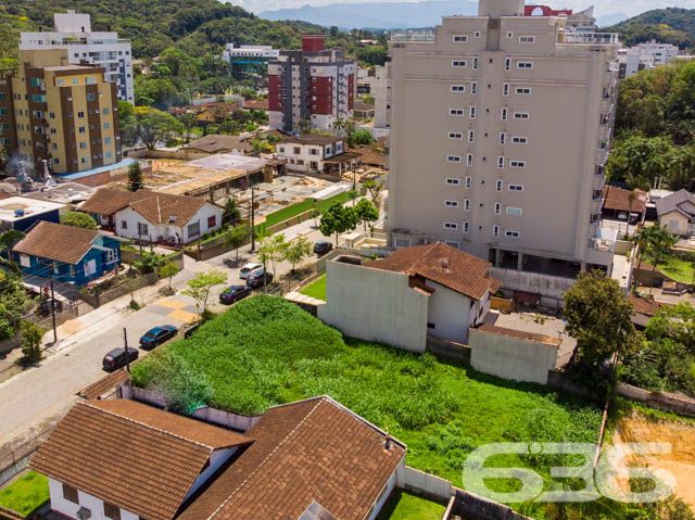 INVISTA NESTA AMPLA OPORTUNIDADE NO BAIRRO GLÓRIA!

Descubra o potencial deste magnífico terreno de 800m² no bairro Glória, em Joinville. Com uma frente de 20 metros para uma rua pavimentada e tranquila, este lote representa uma oportunidade rara para quem busca espaço e localização privilegiada.

Este terreno não é apenas um espaço vazio; é uma tela em branco para seus sonhos e projetos. Seja para construir um empreendimento residencial ou comercial, este lote oferece o cenário perfeito para transformar suas ideias em realidade.

A localização é um dos grandes atrativos deste terreno. Situado no bairro Glória, um dos mais desejados de Joinville, ele se beneficia da proximidade com transporte público, comércios variados, escolas e parques, garantindo conveniência e qualidade de vida.

Na 636 Negócios Imobiliários, entendemos a importância de encontrar o local ideal para seus projetos. Estamos aqui para ajudá-lo a explorar todas as possibilidades que este terreno oferece. Entre em contato conosco pelo telefone (47) 3451-0636 ou WhatsApp (47) 99190-0636 para mais informações e agende uma visita.

Este e outros milhares de imóveis no site: i636.com.br