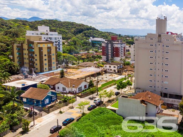 INVISTA NESTA AMPLA OPORTUNIDADE NO BAIRRO GLÓRIA!

Descubra o potencial deste magnífico terreno de 800m² no bairro Glória, em Joinville. Com uma frente de 20 metros para uma rua pavimentada e tranquila, este lote representa uma oportunidade rara para quem busca espaço e localização privilegiada.

Este terreno não é apenas um espaço vazio; é uma tela em branco para seus sonhos e projetos. Seja para construir um empreendimento residencial ou comercial, este lote oferece o cenário perfeito para transformar suas ideias em realidade.

A localização é um dos grandes atrativos deste terreno. Situado no bairro Glória, um dos mais desejados de Joinville, ele se beneficia da proximidade com transporte público, comércios variados, escolas e parques, garantindo conveniência e qualidade de vida.

Na 636 Negócios Imobiliários, entendemos a importância de encontrar o local ideal para seus projetos. Estamos aqui para ajudá-lo a explorar todas as possibilidades que este terreno oferece. Entre em contato conosco pelo telefone (47) 3451-0636 ou WhatsApp (47) 99190-0636 para mais informações e agende uma visita.

Este e outros milhares de imóveis no site: i636.com.br