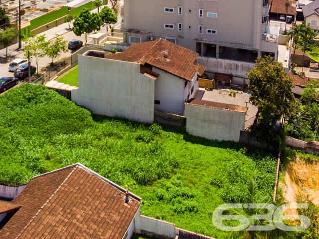 INVISTA NESTA AMPLA OPORTUNIDADE NO BAIRRO GLÓRIA!

Descubra o potencial deste magnífico terreno de 800m² no bairro Glória, em Joinville. Com uma frente de 20 metros para uma rua pavimentada e tranquila, este lote representa uma oportunidade rara para quem busca espaço e localização privilegiada.

Este terreno não é apenas um espaço vazio; é uma tela em branco para seus sonhos e projetos. Seja para construir um empreendimento residencial ou comercial, este lote oferece o cenário perfeito para transformar suas ideias em realidade.

A localização é um dos grandes atrativos deste terreno. Situado no bairro Glória, um dos mais desejados de Joinville, ele se beneficia da proximidade com transporte público, comércios variados, escolas e parques, garantindo conveniência e qualidade de vida.

Na 636 Negócios Imobiliários, entendemos a importância de encontrar o local ideal para seus projetos. Estamos aqui para ajudá-lo a explorar todas as possibilidades que este terreno oferece. Entre em contato conosco pelo telefone (47) 3451-0636 ou WhatsApp (47) 99190-0636 para mais informações e agende uma visita.

Este e outros milhares de imóveis no site: i636.com.br