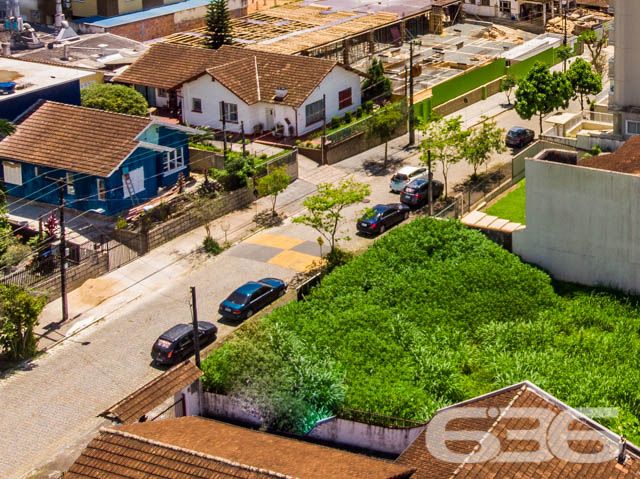 INVISTA NESTA AMPLA OPORTUNIDADE NO BAIRRO GLÓRIA!

Descubra o potencial deste magnífico terreno de 800m² no bairro Glória, em Joinville. Com uma frente de 20 metros para uma rua pavimentada e tranquila, este lote representa uma oportunidade rara para quem busca espaço e localização privilegiada.

Este terreno não é apenas um espaço vazio; é uma tela em branco para seus sonhos e projetos. Seja para construir um empreendimento residencial ou comercial, este lote oferece o cenário perfeito para transformar suas ideias em realidade.

A localização é um dos grandes atrativos deste terreno. Situado no bairro Glória, um dos mais desejados de Joinville, ele se beneficia da proximidade com transporte público, comércios variados, escolas e parques, garantindo conveniência e qualidade de vida.

Na 636 Negócios Imobiliários, entendemos a importância de encontrar o local ideal para seus projetos. Estamos aqui para ajudá-lo a explorar todas as possibilidades que este terreno oferece. Entre em contato conosco pelo telefone (47) 3451-0636 ou WhatsApp (47) 99190-0636 para mais informações e agende uma visita.

Este e outros milhares de imóveis no site: i636.com.br
