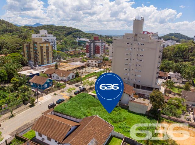 INVISTA NESTA AMPLA OPORTUNIDADE NO BAIRRO GLÓRIA!

Descubra o potencial deste magnífico terreno de 800m² no bairro Glória, em Joinville. Com uma frente de 20 metros para uma rua pavimentada e tranquila, este lote representa uma oportunidade rara para quem busca espaço e localização privilegiada.

Este terreno não é apenas um espaço vazio; é uma tela em branco para seus sonhos e projetos. Seja para construir um empreendimento residencial ou comercial, este lote oferece o cenário perfeito para transformar suas ideias em realidade.

A localização é um dos grandes atrativos deste terreno. Situado no bairro Glória, um dos mais desejados de Joinville, ele se beneficia da proximidade com transporte público, comércios variados, escolas e parques, garantindo conveniência e qualidade de vida.

Na 636 Negócios Imobiliários, entendemos a importância de encontrar o local ideal para seus projetos. Estamos aqui para ajudá-lo a explorar todas as possibilidades que este terreno oferece. Entre em contato conosco pelo telefone (47) 3451-0636 ou WhatsApp (47) 99190-0636 para mais informações e agende uma visita.

Este e outros milhares de imóveis no site: i636.com.br