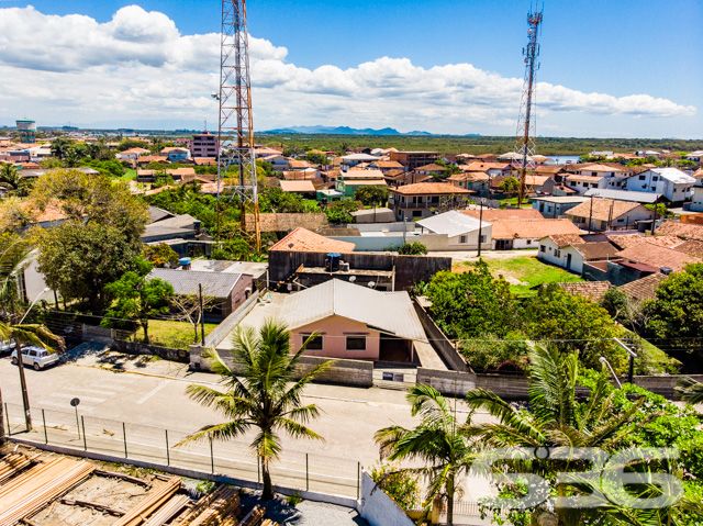 AMPLA RESIDÊNCIA EM ÓTIMA LOCALIZAÇÃO EM BBS
Que tal viver em uma localização privilegiada no coração de Balneário Barra do Sul? Esta casa usufrui não somente da proximidade da praia (500 de distância), mas também da lagoa (a somente 1 km da Boca da Barra) e de comércios e serviços que facilitam o seu dia a dia.
Ela conta com 377m² de terreno e 107m² de área construída. Destacando sua pintura suave e moderna que reluz cada extremidade da boa estrutura do local, proporcionando uma atmosfera agradável no ambiente.
O imóvel dispõe em sua composição de 3 dormitórios, cozinha, sala de estar, área de serviço e 2 banheiros. Terreno amplo e em boas condições, possibilitando você a fazer novas construções. Aos fundos contém uma charmosa e aconchegante edícula.
Dê um novo passo em direção à qualidade de vida! Compre já o seu imóvel na praia por um valor acessível!
Entre em contato conosco e agende sua visita!
Fale com um de nossos corretores:
Telefone | 47 3448-3636
WhatsApp | 47 99190-0636
Imobiliária 636.