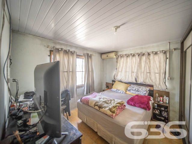 AMPLA RESIDÊNCIA EM ÓTIMA LOCALIZAÇÃO EM BBS
Que tal viver em uma localização privilegiada no coração de Balneário Barra do Sul? Esta casa usufrui não somente da proximidade da praia (500 de distância), mas também da lagoa (a somente 1 km da Boca da Barra) e de comércios e serviços que facilitam o seu dia a dia.
Ela conta com 377m² de terreno e 107m² de área construída. Destacando sua pintura suave e moderna que reluz cada extremidade da boa estrutura do local, proporcionando uma atmosfera agradável no ambiente.
O imóvel dispõe em sua composição de 3 dormitórios, cozinha, sala de estar, área de serviço e 2 banheiros. Terreno amplo e em boas condições, possibilitando você a fazer novas construções. Aos fundos contém uma charmosa e aconchegante edícula.
Dê um novo passo em direção à qualidade de vida! Compre já o seu imóvel na praia por um valor acessível!
Entre em contato conosco e agende sua visita!
Fale com um de nossos corretores:
Telefone | 47 3448-3636
WhatsApp | 47 99190-0636
Imobiliária 636.
