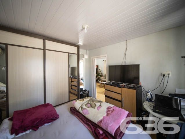 AMPLA RESIDÊNCIA EM ÓTIMA LOCALIZAÇÃO EM BBS
Que tal viver em uma localização privilegiada no coração de Balneário Barra do Sul? Esta casa usufrui não somente da proximidade da praia (500 de distância), mas também da lagoa (a somente 1 km da Boca da Barra) e de comércios e serviços que facilitam o seu dia a dia.
Ela conta com 377m² de terreno e 107m² de área construída. Destacando sua pintura suave e moderna que reluz cada extremidade da boa estrutura do local, proporcionando uma atmosfera agradável no ambiente.
O imóvel dispõe em sua composição de 3 dormitórios, cozinha, sala de estar, área de serviço e 2 banheiros. Terreno amplo e em boas condições, possibilitando você a fazer novas construções. Aos fundos contém uma charmosa e aconchegante edícula.
Dê um novo passo em direção à qualidade de vida! Compre já o seu imóvel na praia por um valor acessível!
Entre em contato conosco e agende sua visita!
Fale com um de nossos corretores:
Telefone | 47 3448-3636
WhatsApp | 47 99190-0636
Imobiliária 636.