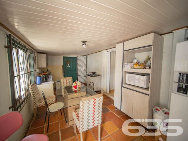 AMPLA RESIDÊNCIA EM ÓTIMA LOCALIZAÇÃO EM BBS
Que tal viver em uma localização privilegiada no coração de Balneário Barra do Sul? Esta casa usufrui não somente da proximidade da praia (500 de distância), mas também da lagoa (a somente 1 km da Boca da Barra) e de comércios e serviços que facilitam o seu dia a dia.
Ela conta com 377m² de terreno e 107m² de área construída. Destacando sua pintura suave e moderna que reluz cada extremidade da boa estrutura do local, proporcionando uma atmosfera agradável no ambiente.
O imóvel dispõe em sua composição de 3 dormitórios, cozinha, sala de estar, área de serviço e 2 banheiros. Terreno amplo e em boas condições, possibilitando você a fazer novas construções. Aos fundos contém uma charmosa e aconchegante edícula.
Dê um novo passo em direção à qualidade de vida! Compre já o seu imóvel na praia por um valor acessível!
Entre em contato conosco e agende sua visita!
Fale com um de nossos corretores:
Telefone | 47 3448-3636
WhatsApp | 47 99190-0636
Imobiliária 636.