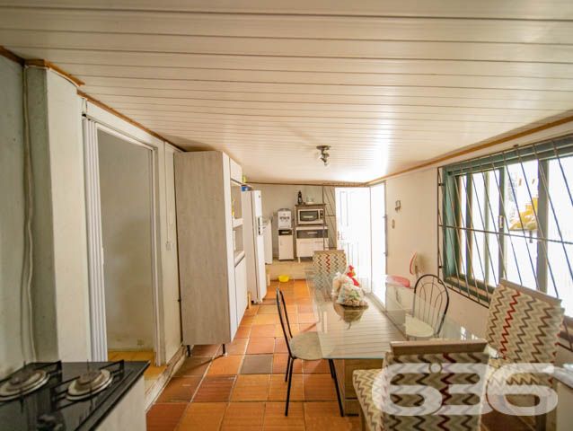 AMPLA RESIDÊNCIA EM ÓTIMA LOCALIZAÇÃO EM BBS
Que tal viver em uma localização privilegiada no coração de Balneário Barra do Sul? Esta casa usufrui não somente da proximidade da praia (500 de distância), mas também da lagoa (a somente 1 km da Boca da Barra) e de comércios e serviços que facilitam o seu dia a dia.
Ela conta com 377m² de terreno e 107m² de área construída. Destacando sua pintura suave e moderna que reluz cada extremidade da boa estrutura do local, proporcionando uma atmosfera agradável no ambiente.
O imóvel dispõe em sua composição de 3 dormitórios, cozinha, sala de estar, área de serviço e 2 banheiros. Terreno amplo e em boas condições, possibilitando você a fazer novas construções. Aos fundos contém uma charmosa e aconchegante edícula.
Dê um novo passo em direção à qualidade de vida! Compre já o seu imóvel na praia por um valor acessível!
Entre em contato conosco e agende sua visita!
Fale com um de nossos corretores:
Telefone | 47 3448-3636
WhatsApp | 47 99190-0636
Imobiliária 636.