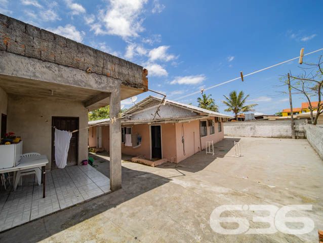 AMPLA RESIDÊNCIA EM ÓTIMA LOCALIZAÇÃO EM BBS
Que tal viver em uma localização privilegiada no coração de Balneário Barra do Sul? Esta casa usufrui não somente da proximidade da praia (500 de distância), mas também da lagoa (a somente 1 km da Boca da Barra) e de comércios e serviços que facilitam o seu dia a dia.
Ela conta com 377m² de terreno e 107m² de área construída. Destacando sua pintura suave e moderna que reluz cada extremidade da boa estrutura do local, proporcionando uma atmosfera agradável no ambiente.
O imóvel dispõe em sua composição de 3 dormitórios, cozinha, sala de estar, área de serviço e 2 banheiros. Terreno amplo e em boas condições, possibilitando você a fazer novas construções. Aos fundos contém uma charmosa e aconchegante edícula.
Dê um novo passo em direção à qualidade de vida! Compre já o seu imóvel na praia por um valor acessível!
Entre em contato conosco e agende sua visita!
Fale com um de nossos corretores:
Telefone | 47 3448-3636
WhatsApp | 47 99190-0636
Imobiliária 636.