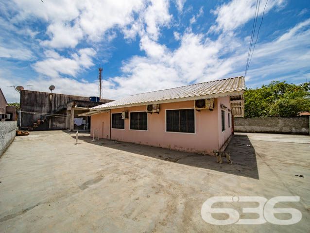 AMPLA RESIDÊNCIA EM ÓTIMA LOCALIZAÇÃO EM BBS
Que tal viver em uma localização privilegiada no coração de Balneário Barra do Sul? Esta casa usufrui não somente da proximidade da praia (500 de distância), mas também da lagoa (a somente 1 km da Boca da Barra) e de comércios e serviços que facilitam o seu dia a dia.
Ela conta com 377m² de terreno e 107m² de área construída. Destacando sua pintura suave e moderna que reluz cada extremidade da boa estrutura do local, proporcionando uma atmosfera agradável no ambiente.
O imóvel dispõe em sua composição de 3 dormitórios, cozinha, sala de estar, área de serviço e 2 banheiros. Terreno amplo e em boas condições, possibilitando você a fazer novas construções. Aos fundos contém uma charmosa e aconchegante edícula.
Dê um novo passo em direção à qualidade de vida! Compre já o seu imóvel na praia por um valor acessível!
Entre em contato conosco e agende sua visita!
Fale com um de nossos corretores:
Telefone | 47 3448-3636
WhatsApp | 47 99190-0636
Imobiliária 636.