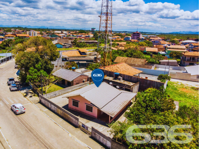 AMPLA RESIDÊNCIA EM ÓTIMA LOCALIZAÇÃO EM BBS
Que tal viver em uma localização privilegiada no coração de Balneário Barra do Sul? Esta casa usufrui não somente da proximidade da praia (500 de distância), mas também da lagoa (a somente 1 km da Boca da Barra) e de comércios e serviços que facilitam o seu dia a dia.
Ela conta com 377m² de terreno e 107m² de área construída. Destacando sua pintura suave e moderna que reluz cada extremidade da boa estrutura do local, proporcionando uma atmosfera agradável no ambiente.
O imóvel dispõe em sua composição de 3 dormitórios, cozinha, sala de estar, área de serviço e 2 banheiros. Terreno amplo e em boas condições, possibilitando você a fazer novas construções. Aos fundos contém uma charmosa e aconchegante edícula.
Dê um novo passo em direção à qualidade de vida! Compre já o seu imóvel na praia por um valor acessível!
Entre em contato conosco e agende sua visita!
Fale com um de nossos corretores:
Telefone | 47 3448-3636
WhatsApp | 47 99190-0636
Imobiliária 636.