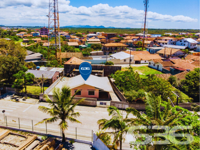 AMPLA RESIDÊNCIA EM ÓTIMA LOCALIZAÇÃO EM BBS
Que tal viver em uma localização privilegiada no coração de Balneário Barra do Sul? Esta casa usufrui não somente da proximidade da praia (500 de distância), mas também da lagoa (a somente 1 km da Boca da Barra) e de comércios e serviços que facilitam o seu dia a dia.
Ela conta com 377m² de terreno e 107m² de área construída. Destacando sua pintura suave e moderna que reluz cada extremidade da boa estrutura do local, proporcionando uma atmosfera agradável no ambiente.
O imóvel dispõe em sua composição de 3 dormitórios, cozinha, sala de estar, área de serviço e 2 banheiros. Terreno amplo e em boas condições, possibilitando você a fazer novas construções. Aos fundos contém uma charmosa e aconchegante edícula.
Dê um novo passo em direção à qualidade de vida! Compre já o seu imóvel na praia por um valor acessível!
Entre em contato conosco e agende sua visita!
Fale com um de nossos corretores:
Telefone | 47 3448-3636
WhatsApp | 47 99190-0636
Imobiliária 636.