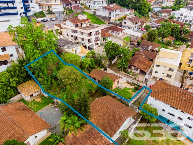 OPORTUNIDADE: TERRENO RESIDENCIAL/COMERCIAL NO BAIRRO SAGUAÇU, JOINVILLE - ESTUDA PERMUTA POR ÁREA CONSTRUIDA
Se você está em busca de um terreno estrategicamente localizado para investir na construção civil ou para iniciar seu empreendimento comercial ou empresarial, sua busca acabou! Este terreno é uma oportunidade única, situado em uma das melhores regiões de Joinville, no bairro Saguaçu.
Este excelente lote oferece acesso por duas ruas pavimentadas, o que aumenta sua versatilidade e possibilidades de uso. O terreno possui gabarito para a construção de um edifício com até 8 pavimentos, o que o torna ainda mais atrativo para investidores e construtores.
Além disso, a localização é privilegiada, estando próximo a escolas, restaurantes, empresas renomadas, lanchonetes, shopping centers, faculdades, praças, pontos de transporte público e diversos outros comércios e serviços. Seja qual for o seu projeto, este terreno oferece uma base sólida para o sucesso.
Não perca tempo e entre em contato conosco para agendar uma visita e conhecer pessoalmente este imóvel único.
Consulte um de nossos corretores e saiba mais:
Telefone | 47 3451-0636
WhatsApp | 47 99190-0636
Imobiliária 636.