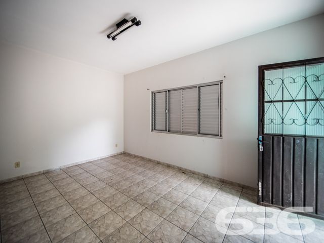 OPORTUNIDADE: TERRENO RESIDENCIAL/COMERCIAL NO BAIRRO SAGUAÇU, JOINVILLE - ESTUDA PERMUTA POR ÁREA CONSTRUIDA
Se você está em busca de um terreno estrategicamente localizado para investir na construção civil ou para iniciar seu empreendimento comercial ou empresarial, sua busca acabou! Este terreno é uma oportunidade única, situado em uma das melhores regiões de Joinville, no bairro Saguaçu.
Este excelente lote oferece acesso por duas ruas pavimentadas, o que aumenta sua versatilidade e possibilidades de uso. O terreno possui gabarito para a construção de um edifício com até 8 pavimentos, o que o torna ainda mais atrativo para investidores e construtores.
Além disso, a localização é privilegiada, estando próximo a escolas, restaurantes, empresas renomadas, lanchonetes, shopping centers, faculdades, praças, pontos de transporte público e diversos outros comércios e serviços. Seja qual for o seu projeto, este terreno oferece uma base sólida para o sucesso.
Não perca tempo e entre em contato conosco para agendar uma visita e conhecer pessoalmente este imóvel único.
Consulte um de nossos corretores e saiba mais:
Telefone | 47 3451-0636
WhatsApp | 47 99190-0636
Imobiliária 636.