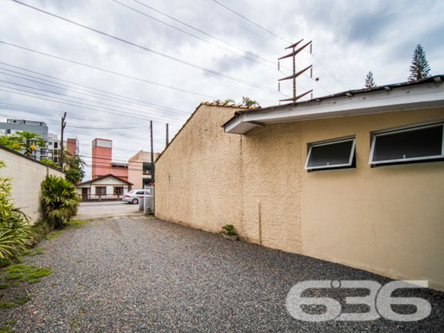 AMPLO TERRENO À VENDA NO BAIRRO SANTO ANTÔNIO - ESTUDA PERMUTA  

Este é um ótimo e imponente lote, cuja extensão dispõe de 675m². Por sua localização extremamente privilegiada, num dos melhores e mais nobres bairros de Joinville, o imóvel desfruta da proximidade de importantíssimas empresas, transporte público, escolas, comércios em geral e muito mais!

O lote é plano e possui 18 metros de frente, 12 metros nos fundos e 45 metros nas laterais.

Ficou interessado? O que você está esperando!? Entre já em contato conosco e agende sua visita para conhecer pessoalmente este imóvel!

Consulte um de nossos corretores e saiba mais:
Telefone| 47 3451-0636
WhatsApp| 47 99190-0636

Imobiliária 636.