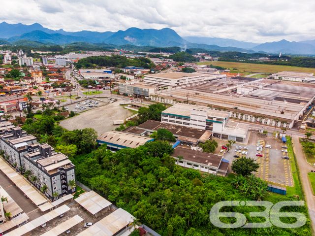 AMPLO TERRENO À VENDA NO BAIRRO SANTO ANTÔNIO - ESTUDA PERMUTA  

Este é um ótimo e imponente lote, cuja extensão dispõe de 675m². Por sua localização extremamente privilegiada, num dos melhores e mais nobres bairros de Joinville, o imóvel desfruta da proximidade de importantíssimas empresas, transporte público, escolas, comércios em geral e muito mais!

O lote é plano e possui 18 metros de frente, 12 metros nos fundos e 45 metros nas laterais.

Ficou interessado? O que você está esperando!? Entre já em contato conosco e agende sua visita para conhecer pessoalmente este imóvel!

Consulte um de nossos corretores e saiba mais:
Telefone| 47 3451-0636
WhatsApp| 47 99190-0636

Imobiliária 636.