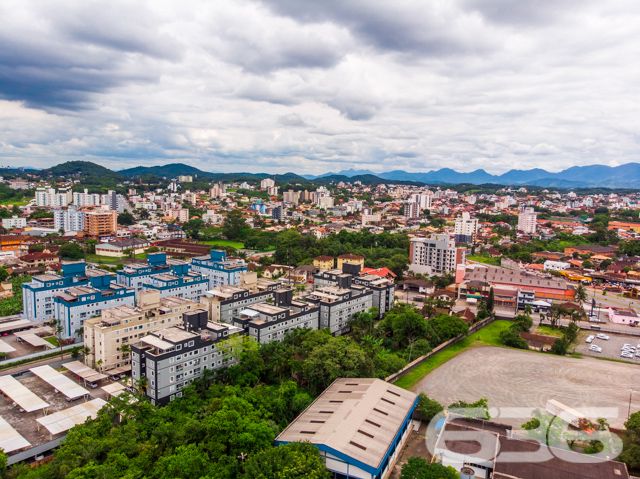 AMPLO TERRENO À VENDA NO BAIRRO SANTO ANTÔNIO - ESTUDA PERMUTA  

Este é um ótimo e imponente lote, cuja extensão dispõe de 675m². Por sua localização extremamente privilegiada, num dos melhores e mais nobres bairros de Joinville, o imóvel desfruta da proximidade de importantíssimas empresas, transporte público, escolas, comércios em geral e muito mais!

O lote é plano e possui 18 metros de frente, 12 metros nos fundos e 45 metros nas laterais.

Ficou interessado? O que você está esperando!? Entre já em contato conosco e agende sua visita para conhecer pessoalmente este imóvel!

Consulte um de nossos corretores e saiba mais:
Telefone| 47 3451-0636
WhatsApp| 47 99190-0636

Imobiliária 636.