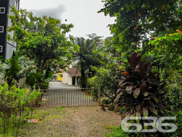 AMPLO TERRENO À VENDA NO BAIRRO SANTO ANTÔNIO - ESTUDA PERMUTA  

Este é um ótimo e imponente lote, cuja extensão dispõe de 675m². Por sua localização extremamente privilegiada, num dos melhores e mais nobres bairros de Joinville, o imóvel desfruta da proximidade de importantíssimas empresas, transporte público, escolas, comércios em geral e muito mais!

O lote é plano e possui 18 metros de frente, 12 metros nos fundos e 45 metros nas laterais.

Ficou interessado? O que você está esperando!? Entre já em contato conosco e agende sua visita para conhecer pessoalmente este imóvel!

Consulte um de nossos corretores e saiba mais:
Telefone| 47 3451-0636
WhatsApp| 47 99190-0636

Imobiliária 636.