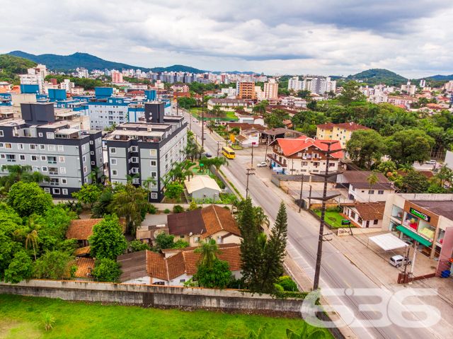 AMPLO TERRENO À VENDA NO BAIRRO SANTO ANTÔNIO - ESTUDA PERMUTA  

Este é um ótimo e imponente lote, cuja extensão dispõe de 675m². Por sua localização extremamente privilegiada, num dos melhores e mais nobres bairros de Joinville, o imóvel desfruta da proximidade de importantíssimas empresas, transporte público, escolas, comércios em geral e muito mais!

O lote é plano e possui 18 metros de frente, 12 metros nos fundos e 45 metros nas laterais.

Ficou interessado? O que você está esperando!? Entre já em contato conosco e agende sua visita para conhecer pessoalmente este imóvel!

Consulte um de nossos corretores e saiba mais:
Telefone| 47 3451-0636
WhatsApp| 47 99190-0636

Imobiliária 636.