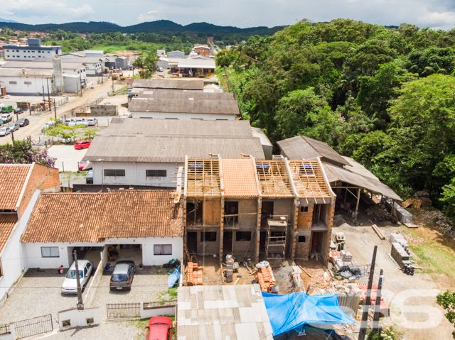 SOBRADO COM 1 SUÍTE E MAIS 1 QUARTO À VENDA, EM ARAQUARI, NA REGIÃO QUE MAIS CRESCE.
Ótima residência, bem dividida e composta por 1 suíte, 1 dormitório, sala de estar e de jantar, cozinha, banheiro social e 1 vaga de garagem. Sua disposição será elegantemente constituída com rebaixo de gesso em todos os ambientes internos, azulejo até o teto nas áreas molhadas, piso de primeira linha, soleiras de mármore ou granito (a ser decidido), aberturas com alumínio e vidro blindex incolor.
Além disso, em suas partes externas, o imóvel conta com piso antiderrapante nas calçadas e portão de alumínio com altura de 1,60m (em conformidade com a altura do muro).
Ficou interessado? O que você está esperando!? Entre já em contato conosco e agende sua visita para conhecer pessoalmente este imóvel!
Consulte um de nossos corretores e saiba mais:
Telefone| 47 3451-0636
WhatsApp| 47 99190-0636
Imobiliária 636.