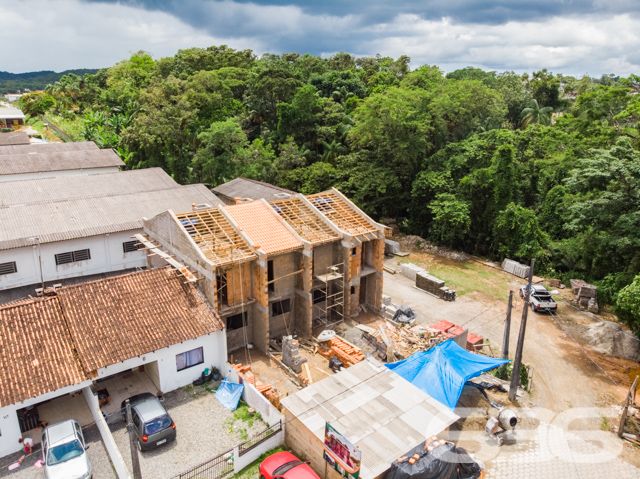 SOBRADO COM 1 SUÍTE E MAIS 1 QUARTO À VENDA, EM ARAQUARI, NA REGIÃO QUE MAIS CRESCE.
Ótima residência, bem dividida e composta por 1 suíte, 1 dormitório, sala de estar e de jantar, cozinha, banheiro social e 1 vaga de garagem. Sua disposição será elegantemente constituída com rebaixo de gesso em todos os ambientes internos, azulejo até o teto nas áreas molhadas, piso de primeira linha, soleiras de mármore ou granito (a ser decidido), aberturas com alumínio e vidro blindex incolor.
Além disso, em suas partes externas, o imóvel conta com piso antiderrapante nas calçadas e portão de alumínio com altura de 1,60m (em conformidade com a altura do muro).
Ficou interessado? O que você está esperando!? Entre já em contato conosco e agende sua visita para conhecer pessoalmente este imóvel!
Consulte um de nossos corretores e saiba mais:
Telefone| 47 3451-0636
WhatsApp| 47 99190-0636
Imobiliária 636.