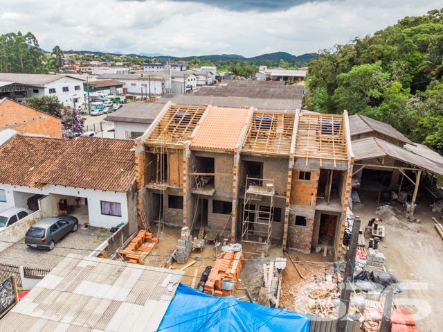 SOBRADO COM 1 SUÍTE E MAIS 1 QUARTO À VENDA, EM ARAQUARI, NA REGIÃO QUE MAIS CRESCE.
Ótima residência, bem dividida e composta por 1 suíte, 1 dormitório, sala de estar e de jantar, cozinha, banheiro social e 1 vaga de garagem. Sua disposição será elegantemente constituída com rebaixo de gesso em todos os ambientes internos, azulejo até o teto nas áreas molhadas, piso de primeira linha, soleiras de mármore ou granito (a ser decidido), aberturas com alumínio e vidro blindex incolor.
Além disso, em suas partes externas, o imóvel conta com piso antiderrapante nas calçadas e portão de alumínio com altura de 1,60m (em conformidade com a altura do muro).
Ficou interessado? O que você está esperando!? Entre já em contato conosco e agende sua visita para conhecer pessoalmente este imóvel!
Consulte um de nossos corretores e saiba mais:
Telefone| 47 3451-0636
WhatsApp| 47 99190-0636
Imobiliária 636.