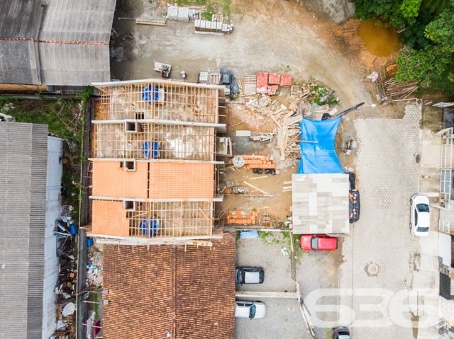 SOBRADO COM 1 SUÍTE E MAIS 1 QUARTO À VENDA, EM ARAQUARI, NA REGIÃO QUE MAIS CRESCE.
Ótima residência, bem dividida e composta por 1 suíte, 1 dormitório, sala de estar e de jantar, cozinha, banheiro social e 1 vaga de garagem. Sua disposição será elegantemente constituída com rebaixo de gesso em todos os ambientes internos, azulejo até o teto nas áreas molhadas, piso de primeira linha, soleiras de mármore ou granito (a ser decidido), aberturas com alumínio e vidro blindex incolor.
Além disso, em suas partes externas, o imóvel conta com piso antiderrapante nas calçadas e portão de alumínio com altura de 1,60m (em conformidade com a altura do muro).
Ficou interessado? O que você está esperando!? Entre já em contato conosco e agende sua visita para conhecer pessoalmente este imóvel!
Consulte um de nossos corretores e saiba mais:
Telefone| 47 3451-0636
WhatsApp| 47 99190-0636
Imobiliária 636.