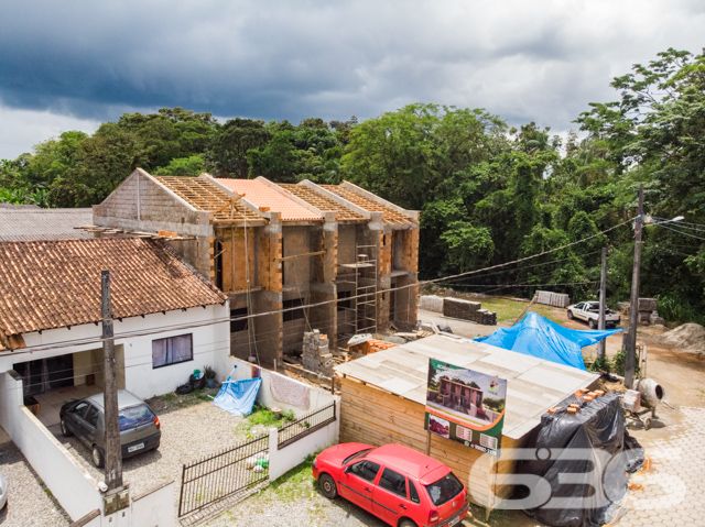 SOBRADO COM 1 SUÍTE E MAIS 1 QUARTO À VENDA, EM ARAQUARI, NA REGIÃO QUE MAIS CRESCE.
Ótima residência, bem dividida e composta por 1 suíte, 1 dormitório, sala de estar e de jantar, cozinha, banheiro social e 1 vaga de garagem. Sua disposição será elegantemente constituída com rebaixo de gesso em todos os ambientes internos, azulejo até o teto nas áreas molhadas, piso de primeira linha, soleiras de mármore ou granito (a ser decidido), aberturas com alumínio e vidro blindex incolor.
Além disso, em suas partes externas, o imóvel conta com piso antiderrapante nas calçadas e portão de alumínio com altura de 1,60m (em conformidade com a altura do muro).
Ficou interessado? O que você está esperando!? Entre já em contato conosco e agende sua visita para conhecer pessoalmente este imóvel!
Consulte um de nossos corretores e saiba mais:
Telefone| 47 3451-0636
WhatsApp| 47 99190-0636
Imobiliária 636.