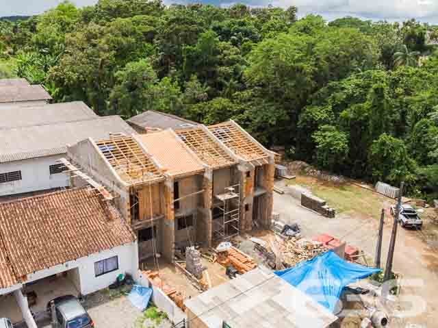 SOBRADO COM 1 SUÍTE E MAIS 1 QUARTO À VENDA, EM ARAQUARI, NA REGIÃO QUE MAIS CRESCE.
Ótima residência, bem dividida e composta por 1 suíte, 1 dormitório, sala de estar e de jantar, cozinha, banheiro social e 1 vaga de garagem. Sua disposição será elegantemente constituída com rebaixo de gesso em todos os ambientes internos, azulejo até o teto nas áreas molhadas, piso de primeira linha, soleiras de mármore ou granito (a ser decidido), aberturas com alumínio e vidro blindex incolor.
Além disso, em suas partes externas, o imóvel conta com piso antiderrapante nas calçadas e portão de alumínio com altura de 1,60m (em conformidade com a altura do muro).
Ficou interessado? O que você está esperando!? Entre já em contato conosco e agende sua visita para conhecer pessoalmente este imóvel!
Consulte um de nossos corretores e saiba mais:
Telefone| 47 3451-0636
WhatsApp| 47 99190-0636
Imobiliária 636.