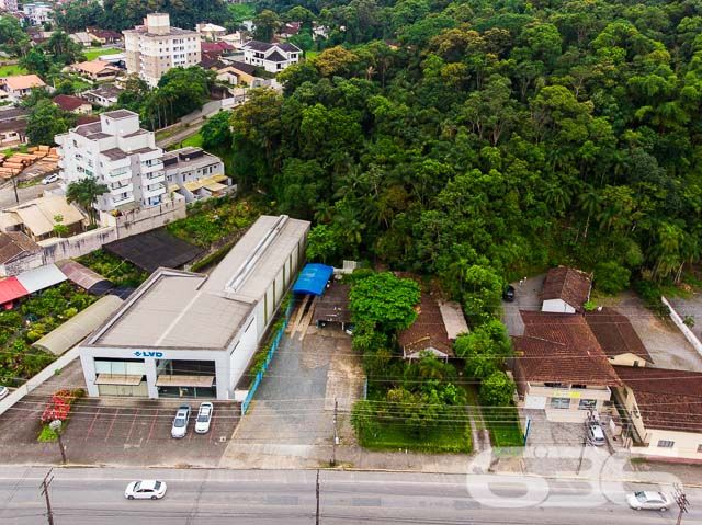 OPORTUNIDADE ÚNICA PARA INVESTIMENTO E COMÉRCIO ESTRATÉGICO - ESTUDA PERMUTA 

Você está diante de uma oportunidade excepcional, perfeita tanto para investidores que desejam construir condomínios verticais quanto para empreendedores que buscam uma localização estratégica para o seu comércio.

Essa oferta compreende dois terrenos, totalizando incríveis 1.393m² de área:
O primeiro terreno possui uma área de 600m², com uma frente de 17,50 metros para a Rua Dona Francisca.
O segundo terreno abrange 793m² e apresenta um formato triangular.

Devido à sua localização privilegiada, a apenas 3,5 km do Centro e situado em uma das principais ruas de Joinville, esse imóvel possui uma posição estratégica que oferece proximidade de todas as conveniências essenciais. Você terá fácil acesso a transporte público, escolas, faculdades, shoppings, restaurantes, lanchonetes, supermercados, comércios variados, agências bancárias e muito mais!

Não deixe passar essa oportunidade incrível! Entre em contato conosco agora mesmo e agende uma visita para conhecer pessoalmente esse imóvel estratégico e promissor.

Consulte um de nossos corretores para obter mais informações:
Telefone: 47 3451-0636
WhatsApp: 47 99190-0636