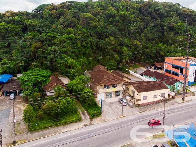 OPORTUNIDADE ÚNICA PARA INVESTIMENTO E COMÉRCIO ESTRATÉGICO - ESTUDA PERMUTA 

Você está diante de uma oportunidade excepcional, perfeita tanto para investidores que desejam construir condomínios verticais quanto para empreendedores que buscam uma localização estratégica para o seu comércio.

Essa oferta compreende dois terrenos, totalizando incríveis 1.393m² de área:
O primeiro terreno possui uma área de 600m², com uma frente de 17,50 metros para a Rua Dona Francisca.
O segundo terreno abrange 793m² e apresenta um formato triangular.

Devido à sua localização privilegiada, a apenas 3,5 km do Centro e situado em uma das principais ruas de Joinville, esse imóvel possui uma posição estratégica que oferece proximidade de todas as conveniências essenciais. Você terá fácil acesso a transporte público, escolas, faculdades, shoppings, restaurantes, lanchonetes, supermercados, comércios variados, agências bancárias e muito mais!

Não deixe passar essa oportunidade incrível! Entre em contato conosco agora mesmo e agende uma visita para conhecer pessoalmente esse imóvel estratégico e promissor.

Consulte um de nossos corretores para obter mais informações:
Telefone: 47 3451-0636
WhatsApp: 47 99190-0636