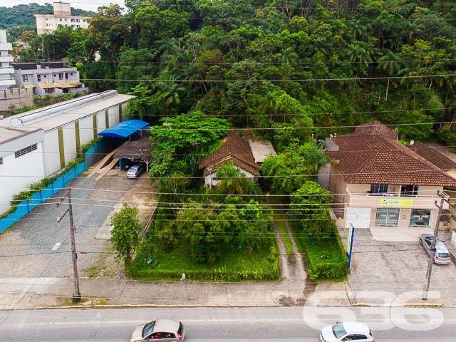 OPORTUNIDADE ÚNICA PARA INVESTIMENTO E COMÉRCIO ESTRATÉGICO - ESTUDA PERMUTA 

Você está diante de uma oportunidade excepcional, perfeita tanto para investidores que desejam construir condomínios verticais quanto para empreendedores que buscam uma localização estratégica para o seu comércio.

Essa oferta compreende dois terrenos, totalizando incríveis 1.393m² de área:
O primeiro terreno possui uma área de 600m², com uma frente de 17,50 metros para a Rua Dona Francisca.
O segundo terreno abrange 793m² e apresenta um formato triangular.

Devido à sua localização privilegiada, a apenas 3,5 km do Centro e situado em uma das principais ruas de Joinville, esse imóvel possui uma posição estratégica que oferece proximidade de todas as conveniências essenciais. Você terá fácil acesso a transporte público, escolas, faculdades, shoppings, restaurantes, lanchonetes, supermercados, comércios variados, agências bancárias e muito mais!

Não deixe passar essa oportunidade incrível! Entre em contato conosco agora mesmo e agende uma visita para conhecer pessoalmente esse imóvel estratégico e promissor.

Consulte um de nossos corretores para obter mais informações:
Telefone: 47 3451-0636
WhatsApp: 47 99190-0636