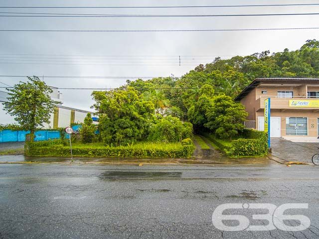 OPORTUNIDADE ÚNICA PARA INVESTIMENTO E COMÉRCIO ESTRATÉGICO - ESTUDA PERMUTA 

Você está diante de uma oportunidade excepcional, perfeita tanto para investidores que desejam construir condomínios verticais quanto para empreendedores que buscam uma localização estratégica para o seu comércio.

Essa oferta compreende dois terrenos, totalizando incríveis 1.393m² de área:
O primeiro terreno possui uma área de 600m², com uma frente de 17,50 metros para a Rua Dona Francisca.
O segundo terreno abrange 793m² e apresenta um formato triangular.

Devido à sua localização privilegiada, a apenas 3,5 km do Centro e situado em uma das principais ruas de Joinville, esse imóvel possui uma posição estratégica que oferece proximidade de todas as conveniências essenciais. Você terá fácil acesso a transporte público, escolas, faculdades, shoppings, restaurantes, lanchonetes, supermercados, comércios variados, agências bancárias e muito mais!

Não deixe passar essa oportunidade incrível! Entre em contato conosco agora mesmo e agende uma visita para conhecer pessoalmente esse imóvel estratégico e promissor.

Consulte um de nossos corretores para obter mais informações:
Telefone: 47 3451-0636
WhatsApp: 47 99190-0636
