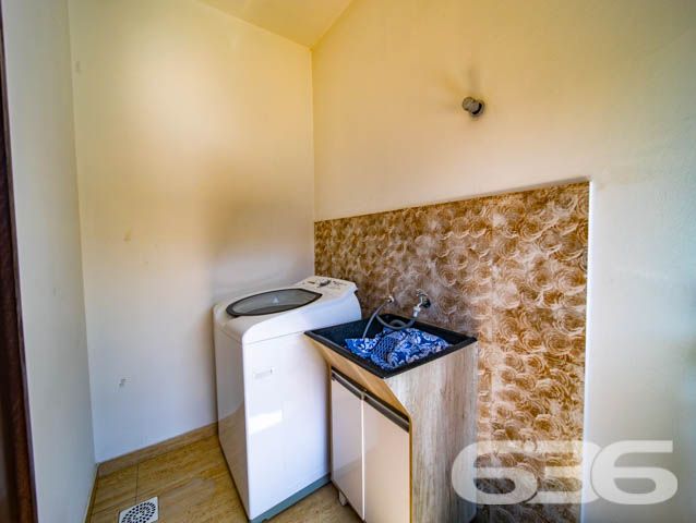 BELÍSSIMA RESIDÊNCIA, DE ALTO PADRÃO, COM PISCINA, 1 SUÍTE E MAIS 2 QUARTOS, EM ARAQUARI - ESTUDA PERMUTA

Este é um deslumbrante imóvel, de altíssimo padrão, dotado de elevada fineza e graciosidade. Sua elegante disposição compõe-se com 1 suíte estupenda, 2 dormitórios amplos e confortáveis, uma sala de estar e outra de jogos, copa e cozinha conjugadas, banheiro social, 2 lavabos, área de serviço e espaço de festas com churrasqueira e uma maravilhosa piscina, contornada por deck de madeira.

A residência é esteticamente impecável, sendo artística e caprichosamente ornamentada com piso porcelanato em toda a casa, rebaixo em gesso com projetos luminotécnicos muito bem-feitos, pintura excelente e inúmeras outras decorações. São 240m² de área construída (com cômodos excepcionalmente espaçosos e pé-direito alto) sobre um terreno de imponentes 507m², o qual ainda dispõe de muito espaço livre para novas estruturas, bem como para o lazer de famílias com crianças e animais de estimação.

Ao situar-se no âmago de uma região em célere e constante desenvolvimento industrial, a casa se beneficia não só da proximidade da rodovia SC-280, mas, também, de diversas empresas importantíssimas e dos mais variados ramos.

Ficou interessado? O que você está esperando!? Entre já em contato conosco e agende sua visita para conhecer pessoalmente este imóvel!

Consulte um de nossos corretores e saiba mais:
Telefone| 47 3451-0636
WhatsApp| 47 99190-0636

Imobiliária 636.