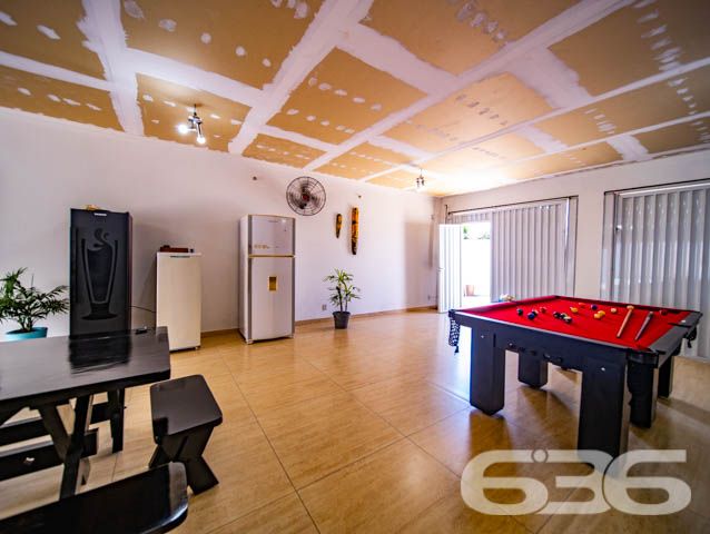 BELÍSSIMA RESIDÊNCIA, DE ALTO PADRÃO, COM PISCINA, 1 SUÍTE E MAIS 2 QUARTOS, EM ARAQUARI - ESTUDA PERMUTA

Este é um deslumbrante imóvel, de altíssimo padrão, dotado de elevada fineza e graciosidade. Sua elegante disposição compõe-se com 1 suíte estupenda, 2 dormitórios amplos e confortáveis, uma sala de estar e outra de jogos, copa e cozinha conjugadas, banheiro social, 2 lavabos, área de serviço e espaço de festas com churrasqueira e uma maravilhosa piscina, contornada por deck de madeira.

A residência é esteticamente impecável, sendo artística e caprichosamente ornamentada com piso porcelanato em toda a casa, rebaixo em gesso com projetos luminotécnicos muito bem-feitos, pintura excelente e inúmeras outras decorações. São 240m² de área construída (com cômodos excepcionalmente espaçosos e pé-direito alto) sobre um terreno de imponentes 507m², o qual ainda dispõe de muito espaço livre para novas estruturas, bem como para o lazer de famílias com crianças e animais de estimação.

Ao situar-se no âmago de uma região em célere e constante desenvolvimento industrial, a casa se beneficia não só da proximidade da rodovia SC-280, mas, também, de diversas empresas importantíssimas e dos mais variados ramos.

Ficou interessado? O que você está esperando!? Entre já em contato conosco e agende sua visita para conhecer pessoalmente este imóvel!

Consulte um de nossos corretores e saiba mais:
Telefone| 47 3451-0636
WhatsApp| 47 99190-0636

Imobiliária 636.