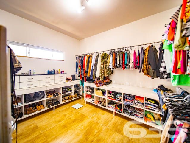 BELÍSSIMA RESIDÊNCIA, DE ALTO PADRÃO, COM PISCINA, 1 SUÍTE E MAIS 2 QUARTOS, EM ARAQUARI - ESTUDA PERMUTA

Este é um deslumbrante imóvel, de altíssimo padrão, dotado de elevada fineza e graciosidade. Sua elegante disposição compõe-se com 1 suíte estupenda, 2 dormitórios amplos e confortáveis, uma sala de estar e outra de jogos, copa e cozinha conjugadas, banheiro social, 2 lavabos, área de serviço e espaço de festas com churrasqueira e uma maravilhosa piscina, contornada por deck de madeira.

A residência é esteticamente impecável, sendo artística e caprichosamente ornamentada com piso porcelanato em toda a casa, rebaixo em gesso com projetos luminotécnicos muito bem-feitos, pintura excelente e inúmeras outras decorações. São 240m² de área construída (com cômodos excepcionalmente espaçosos e pé-direito alto) sobre um terreno de imponentes 507m², o qual ainda dispõe de muito espaço livre para novas estruturas, bem como para o lazer de famílias com crianças e animais de estimação.

Ao situar-se no âmago de uma região em célere e constante desenvolvimento industrial, a casa se beneficia não só da proximidade da rodovia SC-280, mas, também, de diversas empresas importantíssimas e dos mais variados ramos.

Ficou interessado? O que você está esperando!? Entre já em contato conosco e agende sua visita para conhecer pessoalmente este imóvel!

Consulte um de nossos corretores e saiba mais:
Telefone| 47 3451-0636
WhatsApp| 47 99190-0636

Imobiliária 636.