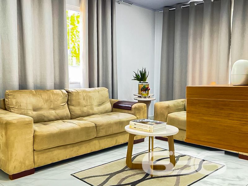 Seu novo lar em Balneário Barra do Sul espera por você!

Imagine viver a apenas 250 metros da charmosa Lagoa da Costeira, em uma casa térrea cercada pela tranquilidade, natureza e conforto. Apresentamos esta residência exclusiva, cuidadosamente planejada para quem valoriza espaço, funcionalidade e uma localização privilegiada.

Com 98m² de área construída sobre um terreno de 320m², esta casa oferece o equilíbrio ideal entre área interna bem distribuída e um quintal perfeito para aproveitar com a família. A fachada moderna com muro em vidro e o belo jardim dão as boas-vindas a um imóvel que transborda charme e praticidade.

Na área interna, os ambientes surpreendem pela amplitude: são 3 dormitórios, 2 banheiros, cozinha planejada com bancada passa-prato em granito, sala de estar aconchegante, área de serviço, despensa e espaço gourmet com churrasqueira. Todos os ambientes são integrados por um acabamento de alto padrão, com teto em gesso e iluminação bem distribuída.

A varanda coberta com fechamento em vidro é um convite aos bons momentos, seja para relaxar, receber amigos ou simplesmente apreciar o jardim ao som da brisa vinda da lagoa. A garagem acomoda confortavelmente até 4 veículos, sendo 1 vaga coberta e 3 descobertas.

Este é mais do que um imóvel – é a oportunidade de viver com mais qualidade de vida, segurança e praticidade, em uma das regiões mais desejadas de Balneário Barra do Sul.

Não perca essa chance! Agende agora mesmo sua visita com um corretor da 636 Negócios Imobiliários e venha se encantar com cada detalhe deste lar.
 
636 NEGÓCIOS IMOBILIÁRIOS: A SUA MELHOR ESCOLHA
Com mais de 30 anos de experiência, a 636 Negócios Imobiliários é sua parceira ideal para encontrar o imóvel perfeito. Estamos prontos para ajudá-lo a fazer deste imóvel o seu novo lar.
 
Telefone: (47) 3451-0636
WhatsApp: (47) 99190-0636
 
Não perca esta oportunidade única. Visite nosso site para mais informações: i636.com.br