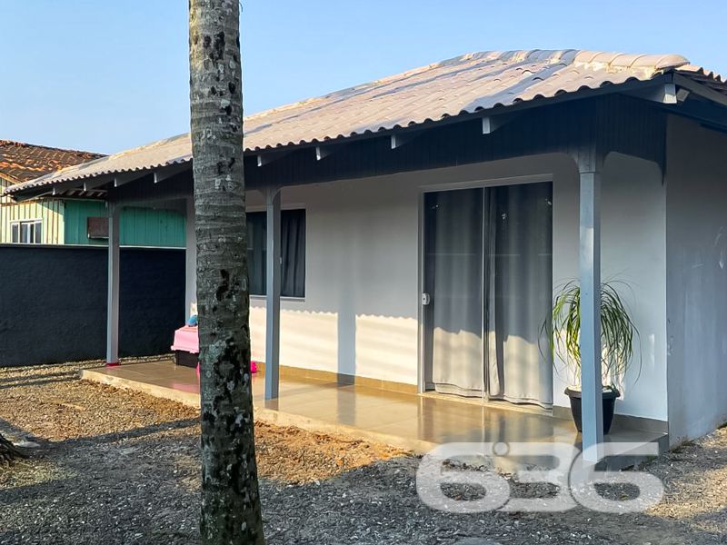 Seu novo lar em Balneário Barra do Sul espera por você!

Imagine viver a apenas 250 metros da charmosa Lagoa da Costeira, em uma casa térrea cercada pela tranquilidade, natureza e conforto. Apresentamos esta residência exclusiva, cuidadosamente planejada para quem valoriza espaço, funcionalidade e uma localização privilegiada.

Com 98m² de área construída sobre um terreno de 320m², esta casa oferece o equilíbrio ideal entre área interna bem distribuída e um quintal perfeito para aproveitar com a família. A fachada moderna com muro em vidro e o belo jardim dão as boas-vindas a um imóvel que transborda charme e praticidade.

Na área interna, os ambientes surpreendem pela amplitude: são 3 dormitórios, 2 banheiros, cozinha planejada com bancada passa-prato em granito, sala de estar aconchegante, área de serviço, despensa e espaço gourmet com churrasqueira. Todos os ambientes são integrados por um acabamento de alto padrão, com teto em gesso e iluminação bem distribuída.

A varanda coberta com fechamento em vidro é um convite aos bons momentos, seja para relaxar, receber amigos ou simplesmente apreciar o jardim ao som da brisa vinda da lagoa. A garagem acomoda confortavelmente até 4 veículos, sendo 1 vaga coberta e 3 descobertas.

Este é mais do que um imóvel – é a oportunidade de viver com mais qualidade de vida, segurança e praticidade, em uma das regiões mais desejadas de Balneário Barra do Sul.

Não perca essa chance! Agende agora mesmo sua visita com um corretor da 636 Negócios Imobiliários e venha se encantar com cada detalhe deste lar.
 
636 NEGÓCIOS IMOBILIÁRIOS: A SUA MELHOR ESCOLHA
Com mais de 30 anos de experiência, a 636 Negócios Imobiliários é sua parceira ideal para encontrar o imóvel perfeito. Estamos prontos para ajudá-lo a fazer deste imóvel o seu novo lar.
 
Telefone: (47) 3451-0636
WhatsApp: (47) 99190-0636
 
Não perca esta oportunidade única. Visite nosso site para mais informações: i636.com.br