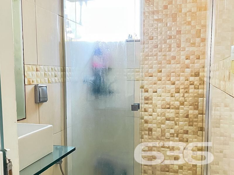 Seu novo lar em Balneário Barra do Sul espera por você!

Imagine viver a apenas 250 metros da charmosa Lagoa da Costeira, em uma casa térrea cercada pela tranquilidade, natureza e conforto. Apresentamos esta residência exclusiva, cuidadosamente planejada para quem valoriza espaço, funcionalidade e uma localização privilegiada.

Com 98m² de área construída sobre um terreno de 320m², esta casa oferece o equilíbrio ideal entre área interna bem distribuída e um quintal perfeito para aproveitar com a família. A fachada moderna com muro em vidro e o belo jardim dão as boas-vindas a um imóvel que transborda charme e praticidade.

Na área interna, os ambientes surpreendem pela amplitude: são 3 dormitórios, 2 banheiros, cozinha planejada com bancada passa-prato em granito, sala de estar aconchegante, área de serviço, despensa e espaço gourmet com churrasqueira. Todos os ambientes são integrados por um acabamento de alto padrão, com teto em gesso e iluminação bem distribuída.

A varanda coberta com fechamento em vidro é um convite aos bons momentos, seja para relaxar, receber amigos ou simplesmente apreciar o jardim ao som da brisa vinda da lagoa. A garagem acomoda confortavelmente até 4 veículos, sendo 1 vaga coberta e 3 descobertas.

Este é mais do que um imóvel – é a oportunidade de viver com mais qualidade de vida, segurança e praticidade, em uma das regiões mais desejadas de Balneário Barra do Sul.

Não perca essa chance! Agende agora mesmo sua visita com um corretor da 636 Negócios Imobiliários e venha se encantar com cada detalhe deste lar.
 
636 NEGÓCIOS IMOBILIÁRIOS: A SUA MELHOR ESCOLHA
Com mais de 30 anos de experiência, a 636 Negócios Imobiliários é sua parceira ideal para encontrar o imóvel perfeito. Estamos prontos para ajudá-lo a fazer deste imóvel o seu novo lar.
 
Telefone: (47) 3451-0636
WhatsApp: (47) 99190-0636
 
Não perca esta oportunidade única. Visite nosso site para mais informações: i636.com.br