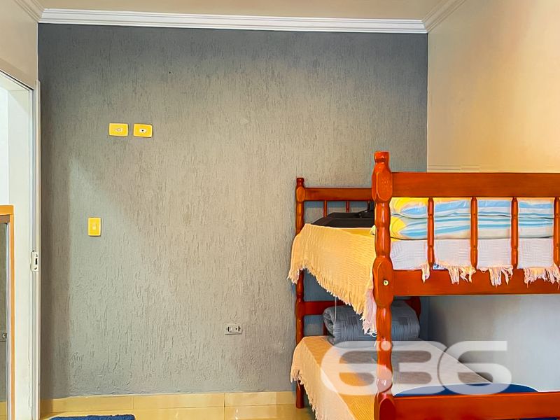 Seu novo lar em Balneário Barra do Sul espera por você!

Imagine viver a apenas 250 metros da charmosa Lagoa da Costeira, em uma casa térrea cercada pela tranquilidade, natureza e conforto. Apresentamos esta residência exclusiva, cuidadosamente planejada para quem valoriza espaço, funcionalidade e uma localização privilegiada.

Com 98m² de área construída sobre um terreno de 320m², esta casa oferece o equilíbrio ideal entre área interna bem distribuída e um quintal perfeito para aproveitar com a família. A fachada moderna com muro em vidro e o belo jardim dão as boas-vindas a um imóvel que transborda charme e praticidade.

Na área interna, os ambientes surpreendem pela amplitude: são 3 dormitórios, 2 banheiros, cozinha planejada com bancada passa-prato em granito, sala de estar aconchegante, área de serviço, despensa e espaço gourmet com churrasqueira. Todos os ambientes são integrados por um acabamento de alto padrão, com teto em gesso e iluminação bem distribuída.

A varanda coberta com fechamento em vidro é um convite aos bons momentos, seja para relaxar, receber amigos ou simplesmente apreciar o jardim ao som da brisa vinda da lagoa. A garagem acomoda confortavelmente até 4 veículos, sendo 1 vaga coberta e 3 descobertas.

Este é mais do que um imóvel – é a oportunidade de viver com mais qualidade de vida, segurança e praticidade, em uma das regiões mais desejadas de Balneário Barra do Sul.

Não perca essa chance! Agende agora mesmo sua visita com um corretor da 636 Negócios Imobiliários e venha se encantar com cada detalhe deste lar.
 
636 NEGÓCIOS IMOBILIÁRIOS: A SUA MELHOR ESCOLHA
Com mais de 30 anos de experiência, a 636 Negócios Imobiliários é sua parceira ideal para encontrar o imóvel perfeito. Estamos prontos para ajudá-lo a fazer deste imóvel o seu novo lar.
 
Telefone: (47) 3451-0636
WhatsApp: (47) 99190-0636
 
Não perca esta oportunidade única. Visite nosso site para mais informações: i636.com.br