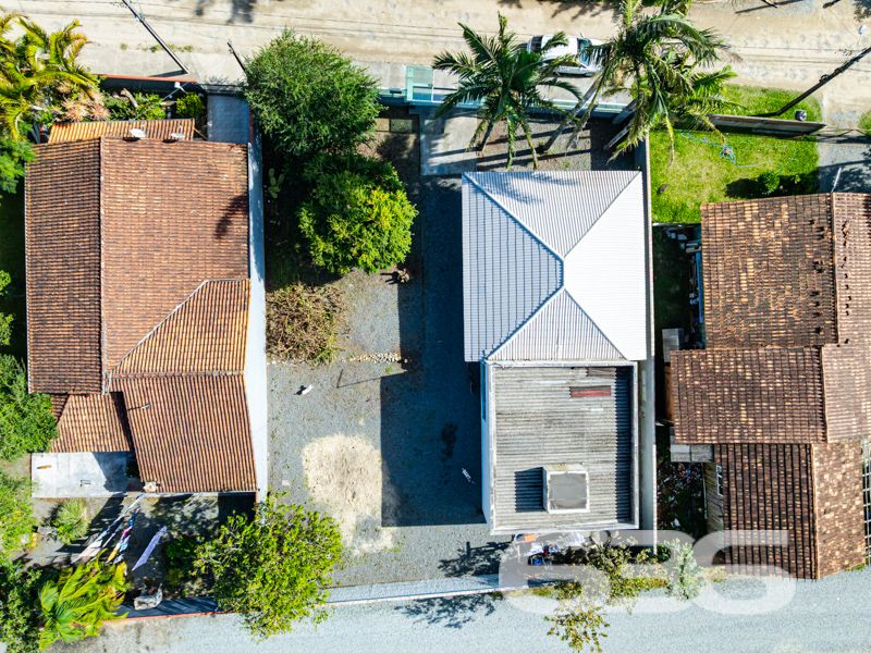 Seu novo lar em Balneário Barra do Sul espera por você!

Imagine viver a apenas 250 metros da charmosa Lagoa da Costeira, em uma casa térrea cercada pela tranquilidade, natureza e conforto. Apresentamos esta residência exclusiva, cuidadosamente planejada para quem valoriza espaço, funcionalidade e uma localização privilegiada.

Com 98m² de área construída sobre um terreno de 320m², esta casa oferece o equilíbrio ideal entre área interna bem distribuída e um quintal perfeito para aproveitar com a família. A fachada moderna com muro em vidro e o belo jardim dão as boas-vindas a um imóvel que transborda charme e praticidade.

Na área interna, os ambientes surpreendem pela amplitude: são 3 dormitórios, 2 banheiros, cozinha planejada com bancada passa-prato em granito, sala de estar aconchegante, área de serviço, despensa e espaço gourmet com churrasqueira. Todos os ambientes são integrados por um acabamento de alto padrão, com teto em gesso e iluminação bem distribuída.

A varanda coberta com fechamento em vidro é um convite aos bons momentos, seja para relaxar, receber amigos ou simplesmente apreciar o jardim ao som da brisa vinda da lagoa. A garagem acomoda confortavelmente até 4 veículos, sendo 1 vaga coberta e 3 descobertas.

Este é mais do que um imóvel – é a oportunidade de viver com mais qualidade de vida, segurança e praticidade, em uma das regiões mais desejadas de Balneário Barra do Sul.

Não perca essa chance! Agende agora mesmo sua visita com um corretor da 636 Negócios Imobiliários e venha se encantar com cada detalhe deste lar.
 
636 NEGÓCIOS IMOBILIÁRIOS: A SUA MELHOR ESCOLHA
Com mais de 30 anos de experiência, a 636 Negócios Imobiliários é sua parceira ideal para encontrar o imóvel perfeito. Estamos prontos para ajudá-lo a fazer deste imóvel o seu novo lar.
 
Telefone: (47) 3451-0636
WhatsApp: (47) 99190-0636
 
Não perca esta oportunidade única. Visite nosso site para mais informações: i636.com.br