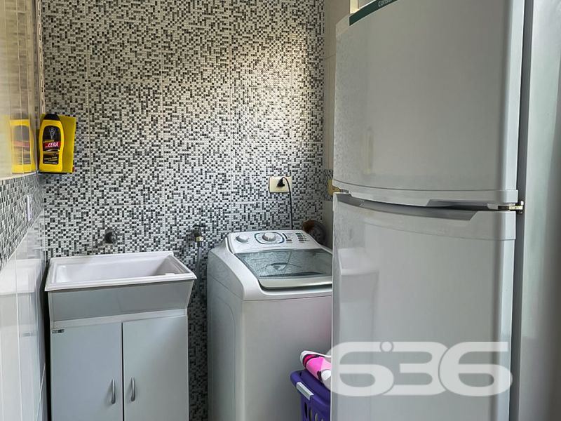 Seu novo lar em Balneário Barra do Sul espera por você!

Imagine viver a apenas 250 metros da charmosa Lagoa da Costeira, em uma casa térrea cercada pela tranquilidade, natureza e conforto. Apresentamos esta residência exclusiva, cuidadosamente planejada para quem valoriza espaço, funcionalidade e uma localização privilegiada.

Com 98m² de área construída sobre um terreno de 320m², esta casa oferece o equilíbrio ideal entre área interna bem distribuída e um quintal perfeito para aproveitar com a família. A fachada moderna com muro em vidro e o belo jardim dão as boas-vindas a um imóvel que transborda charme e praticidade.

Na área interna, os ambientes surpreendem pela amplitude: são 3 dormitórios, 2 banheiros, cozinha planejada com bancada passa-prato em granito, sala de estar aconchegante, área de serviço, despensa e espaço gourmet com churrasqueira. Todos os ambientes são integrados por um acabamento de alto padrão, com teto em gesso e iluminação bem distribuída.

A varanda coberta com fechamento em vidro é um convite aos bons momentos, seja para relaxar, receber amigos ou simplesmente apreciar o jardim ao som da brisa vinda da lagoa. A garagem acomoda confortavelmente até 4 veículos, sendo 1 vaga coberta e 3 descobertas.

Este é mais do que um imóvel – é a oportunidade de viver com mais qualidade de vida, segurança e praticidade, em uma das regiões mais desejadas de Balneário Barra do Sul.

Não perca essa chance! Agende agora mesmo sua visita com um corretor da 636 Negócios Imobiliários e venha se encantar com cada detalhe deste lar.
 
636 NEGÓCIOS IMOBILIÁRIOS: A SUA MELHOR ESCOLHA
Com mais de 30 anos de experiência, a 636 Negócios Imobiliários é sua parceira ideal para encontrar o imóvel perfeito. Estamos prontos para ajudá-lo a fazer deste imóvel o seu novo lar.
 
Telefone: (47) 3451-0636
WhatsApp: (47) 99190-0636
 
Não perca esta oportunidade única. Visite nosso site para mais informações: i636.com.br
