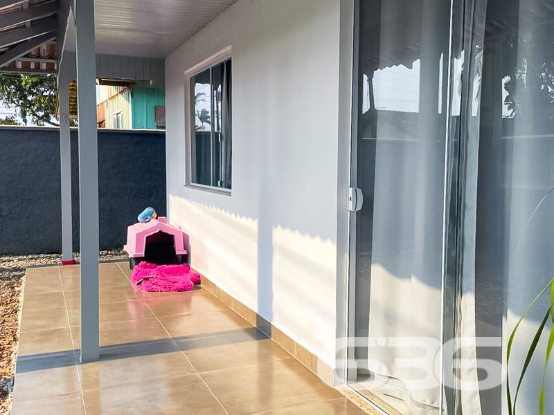 Seu novo lar em Balneário Barra do Sul espera por você!

Imagine viver a apenas 250 metros da charmosa Lagoa da Costeira, em uma casa térrea cercada pela tranquilidade, natureza e conforto. Apresentamos esta residência exclusiva, cuidadosamente planejada para quem valoriza espaço, funcionalidade e uma localização privilegiada.

Com 98m² de área construída sobre um terreno de 320m², esta casa oferece o equilíbrio ideal entre área interna bem distribuída e um quintal perfeito para aproveitar com a família. A fachada moderna com muro em vidro e o belo jardim dão as boas-vindas a um imóvel que transborda charme e praticidade.

Na área interna, os ambientes surpreendem pela amplitude: são 3 dormitórios, 2 banheiros, cozinha planejada com bancada passa-prato em granito, sala de estar aconchegante, área de serviço, despensa e espaço gourmet com churrasqueira. Todos os ambientes são integrados por um acabamento de alto padrão, com teto em gesso e iluminação bem distribuída.

A varanda coberta com fechamento em vidro é um convite aos bons momentos, seja para relaxar, receber amigos ou simplesmente apreciar o jardim ao som da brisa vinda da lagoa. A garagem acomoda confortavelmente até 4 veículos, sendo 1 vaga coberta e 3 descobertas.

Este é mais do que um imóvel – é a oportunidade de viver com mais qualidade de vida, segurança e praticidade, em uma das regiões mais desejadas de Balneário Barra do Sul.

Não perca essa chance! Agende agora mesmo sua visita com um corretor da 636 Negócios Imobiliários e venha se encantar com cada detalhe deste lar.
 
636 NEGÓCIOS IMOBILIÁRIOS: A SUA MELHOR ESCOLHA
Com mais de 30 anos de experiência, a 636 Negócios Imobiliários é sua parceira ideal para encontrar o imóvel perfeito. Estamos prontos para ajudá-lo a fazer deste imóvel o seu novo lar.
 
Telefone: (47) 3451-0636
WhatsApp: (47) 99190-0636
 
Não perca esta oportunidade única. Visite nosso site para mais informações: i636.com.br