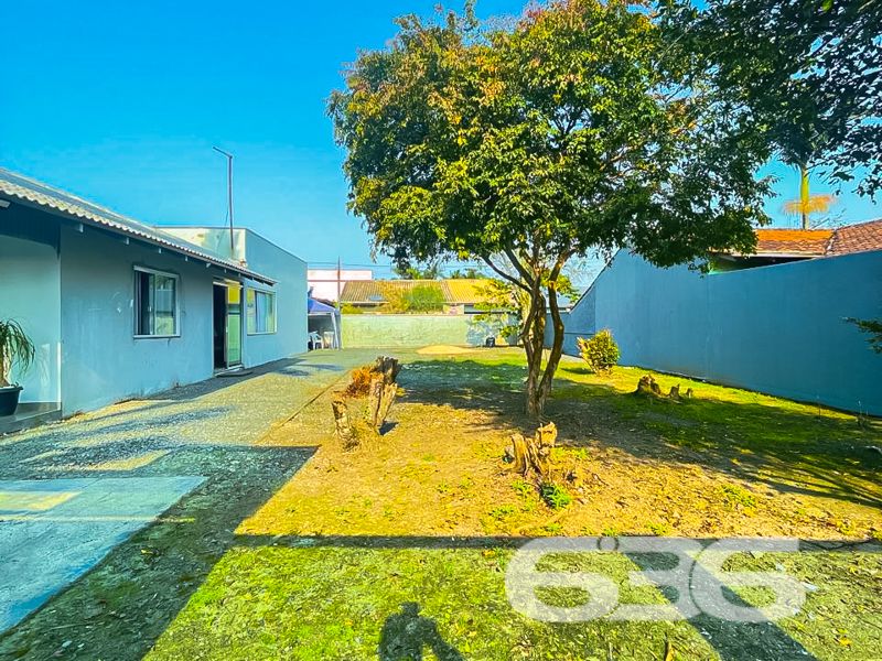 Seu novo lar em Balneário Barra do Sul espera por você!

Imagine viver a apenas 250 metros da charmosa Lagoa da Costeira, em uma casa térrea cercada pela tranquilidade, natureza e conforto. Apresentamos esta residência exclusiva, cuidadosamente planejada para quem valoriza espaço, funcionalidade e uma localização privilegiada.

Com 98m² de área construída sobre um terreno de 320m², esta casa oferece o equilíbrio ideal entre área interna bem distribuída e um quintal perfeito para aproveitar com a família. A fachada moderna com muro em vidro e o belo jardim dão as boas-vindas a um imóvel que transborda charme e praticidade.

Na área interna, os ambientes surpreendem pela amplitude: são 3 dormitórios, 2 banheiros, cozinha planejada com bancada passa-prato em granito, sala de estar aconchegante, área de serviço, despensa e espaço gourmet com churrasqueira. Todos os ambientes são integrados por um acabamento de alto padrão, com teto em gesso e iluminação bem distribuída.

A varanda coberta com fechamento em vidro é um convite aos bons momentos, seja para relaxar, receber amigos ou simplesmente apreciar o jardim ao som da brisa vinda da lagoa. A garagem acomoda confortavelmente até 4 veículos, sendo 1 vaga coberta e 3 descobertas.

Este é mais do que um imóvel – é a oportunidade de viver com mais qualidade de vida, segurança e praticidade, em uma das regiões mais desejadas de Balneário Barra do Sul.

Não perca essa chance! Agende agora mesmo sua visita com um corretor da 636 Negócios Imobiliários e venha se encantar com cada detalhe deste lar.
 
636 NEGÓCIOS IMOBILIÁRIOS: A SUA MELHOR ESCOLHA
Com mais de 30 anos de experiência, a 636 Negócios Imobiliários é sua parceira ideal para encontrar o imóvel perfeito. Estamos prontos para ajudá-lo a fazer deste imóvel o seu novo lar.
 
Telefone: (47) 3451-0636
WhatsApp: (47) 99190-0636
 
Não perca esta oportunidade única. Visite nosso site para mais informações: i636.com.br