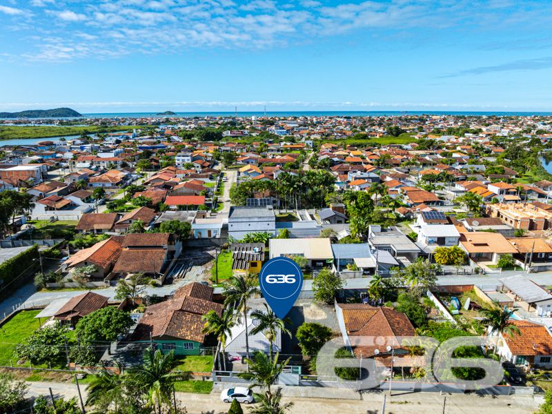 Seu novo lar em Balneário Barra do Sul espera por você!

Imagine viver a apenas 250 metros da charmosa Lagoa da Costeira, em uma casa térrea cercada pela tranquilidade, natureza e conforto. Apresentamos esta residência exclusiva, cuidadosamente planejada para quem valoriza espaço, funcionalidade e uma localização privilegiada.

Com 98m² de área construída sobre um terreno de 320m², esta casa oferece o equilíbrio ideal entre área interna bem distribuída e um quintal perfeito para aproveitar com a família. A fachada moderna com muro em vidro e o belo jardim dão as boas-vindas a um imóvel que transborda charme e praticidade.

Na área interna, os ambientes surpreendem pela amplitude: são 3 dormitórios, 2 banheiros, cozinha planejada com bancada passa-prato em granito, sala de estar aconchegante, área de serviço, despensa e espaço gourmet com churrasqueira. Todos os ambientes são integrados por um acabamento de alto padrão, com teto em gesso e iluminação bem distribuída.

A varanda coberta com fechamento em vidro é um convite aos bons momentos, seja para relaxar, receber amigos ou simplesmente apreciar o jardim ao som da brisa vinda da lagoa. A garagem acomoda confortavelmente até 4 veículos, sendo 1 vaga coberta e 3 descobertas.

Este é mais do que um imóvel – é a oportunidade de viver com mais qualidade de vida, segurança e praticidade, em uma das regiões mais desejadas de Balneário Barra do Sul.

Não perca essa chance! Agende agora mesmo sua visita com um corretor da 636 Negócios Imobiliários e venha se encantar com cada detalhe deste lar.
 
636 NEGÓCIOS IMOBILIÁRIOS: A SUA MELHOR ESCOLHA
Com mais de 30 anos de experiência, a 636 Negócios Imobiliários é sua parceira ideal para encontrar o imóvel perfeito. Estamos prontos para ajudá-lo a fazer deste imóvel o seu novo lar.
 
Telefone: (47) 3451-0636
WhatsApp: (47) 99190-0636
 
Não perca esta oportunidade única. Visite nosso site para mais informações: i636.com.br