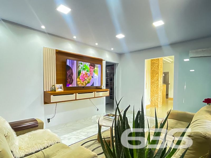 Seu novo lar em Balneário Barra do Sul espera por você!

Imagine viver a apenas 250 metros da charmosa Lagoa da Costeira, em uma casa térrea cercada pela tranquilidade, natureza e conforto. Apresentamos esta residência exclusiva, cuidadosamente planejada para quem valoriza espaço, funcionalidade e uma localização privilegiada.

Com 98m² de área construída sobre um terreno de 320m², esta casa oferece o equilíbrio ideal entre área interna bem distribuída e um quintal perfeito para aproveitar com a família. A fachada moderna com muro em vidro e o belo jardim dão as boas-vindas a um imóvel que transborda charme e praticidade.

Na área interna, os ambientes surpreendem pela amplitude: são 3 dormitórios, 2 banheiros, cozinha planejada com bancada passa-prato em granito, sala de estar aconchegante, área de serviço, despensa e espaço gourmet com churrasqueira. Todos os ambientes são integrados por um acabamento de alto padrão, com teto em gesso e iluminação bem distribuída.

A varanda coberta com fechamento em vidro é um convite aos bons momentos, seja para relaxar, receber amigos ou simplesmente apreciar o jardim ao som da brisa vinda da lagoa. A garagem acomoda confortavelmente até 4 veículos, sendo 1 vaga coberta e 3 descobertas.

Este é mais do que um imóvel – é a oportunidade de viver com mais qualidade de vida, segurança e praticidade, em uma das regiões mais desejadas de Balneário Barra do Sul.

Não perca essa chance! Agende agora mesmo sua visita com um corretor da 636 Negócios Imobiliários e venha se encantar com cada detalhe deste lar.
 
636 NEGÓCIOS IMOBILIÁRIOS: A SUA MELHOR ESCOLHA
Com mais de 30 anos de experiência, a 636 Negócios Imobiliários é sua parceira ideal para encontrar o imóvel perfeito. Estamos prontos para ajudá-lo a fazer deste imóvel o seu novo lar.
 
Telefone: (47) 3451-0636
WhatsApp: (47) 99190-0636
 
Não perca esta oportunidade única. Visite nosso site para mais informações: i636.com.br