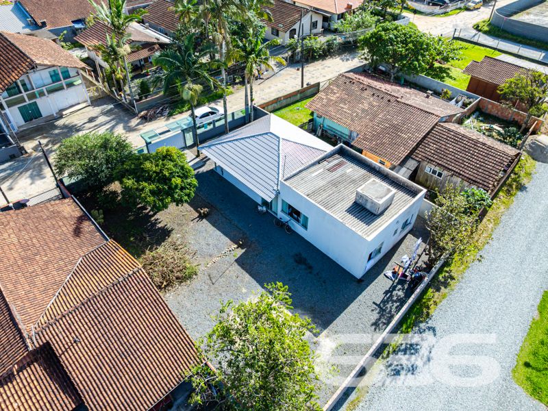 Seu novo lar em Balneário Barra do Sul espera por você!

Imagine viver a apenas 250 metros da charmosa Lagoa da Costeira, em uma casa térrea cercada pela tranquilidade, natureza e conforto. Apresentamos esta residência exclusiva, cuidadosamente planejada para quem valoriza espaço, funcionalidade e uma localização privilegiada.

Com 98m² de área construída sobre um terreno de 320m², esta casa oferece o equilíbrio ideal entre área interna bem distribuída e um quintal perfeito para aproveitar com a família. A fachada moderna com muro em vidro e o belo jardim dão as boas-vindas a um imóvel que transborda charme e praticidade.

Na área interna, os ambientes surpreendem pela amplitude: são 3 dormitórios, 2 banheiros, cozinha planejada com bancada passa-prato em granito, sala de estar aconchegante, área de serviço, despensa e espaço gourmet com churrasqueira. Todos os ambientes são integrados por um acabamento de alto padrão, com teto em gesso e iluminação bem distribuída.

A varanda coberta com fechamento em vidro é um convite aos bons momentos, seja para relaxar, receber amigos ou simplesmente apreciar o jardim ao som da brisa vinda da lagoa. A garagem acomoda confortavelmente até 4 veículos, sendo 1 vaga coberta e 3 descobertas.

Este é mais do que um imóvel – é a oportunidade de viver com mais qualidade de vida, segurança e praticidade, em uma das regiões mais desejadas de Balneário Barra do Sul.

Não perca essa chance! Agende agora mesmo sua visita com um corretor da 636 Negócios Imobiliários e venha se encantar com cada detalhe deste lar.
 
636 NEGÓCIOS IMOBILIÁRIOS: A SUA MELHOR ESCOLHA
Com mais de 30 anos de experiência, a 636 Negócios Imobiliários é sua parceira ideal para encontrar o imóvel perfeito. Estamos prontos para ajudá-lo a fazer deste imóvel o seu novo lar.
 
Telefone: (47) 3451-0636
WhatsApp: (47) 99190-0636
 
Não perca esta oportunidade única. Visite nosso site para mais informações: i636.com.br