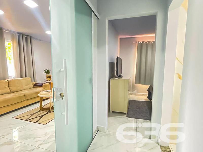 Seu novo lar em Balneário Barra do Sul espera por você!

Imagine viver a apenas 250 metros da charmosa Lagoa da Costeira, em uma casa térrea cercada pela tranquilidade, natureza e conforto. Apresentamos esta residência exclusiva, cuidadosamente planejada para quem valoriza espaço, funcionalidade e uma localização privilegiada.

Com 98m² de área construída sobre um terreno de 320m², esta casa oferece o equilíbrio ideal entre área interna bem distribuída e um quintal perfeito para aproveitar com a família. A fachada moderna com muro em vidro e o belo jardim dão as boas-vindas a um imóvel que transborda charme e praticidade.

Na área interna, os ambientes surpreendem pela amplitude: são 3 dormitórios, 2 banheiros, cozinha planejada com bancada passa-prato em granito, sala de estar aconchegante, área de serviço, despensa e espaço gourmet com churrasqueira. Todos os ambientes são integrados por um acabamento de alto padrão, com teto em gesso e iluminação bem distribuída.

A varanda coberta com fechamento em vidro é um convite aos bons momentos, seja para relaxar, receber amigos ou simplesmente apreciar o jardim ao som da brisa vinda da lagoa. A garagem acomoda confortavelmente até 4 veículos, sendo 1 vaga coberta e 3 descobertas.

Este é mais do que um imóvel – é a oportunidade de viver com mais qualidade de vida, segurança e praticidade, em uma das regiões mais desejadas de Balneário Barra do Sul.

Não perca essa chance! Agende agora mesmo sua visita com um corretor da 636 Negócios Imobiliários e venha se encantar com cada detalhe deste lar.
 
636 NEGÓCIOS IMOBILIÁRIOS: A SUA MELHOR ESCOLHA
Com mais de 30 anos de experiência, a 636 Negócios Imobiliários é sua parceira ideal para encontrar o imóvel perfeito. Estamos prontos para ajudá-lo a fazer deste imóvel o seu novo lar.
 
Telefone: (47) 3451-0636
WhatsApp: (47) 99190-0636
 
Não perca esta oportunidade única. Visite nosso site para mais informações: i636.com.br