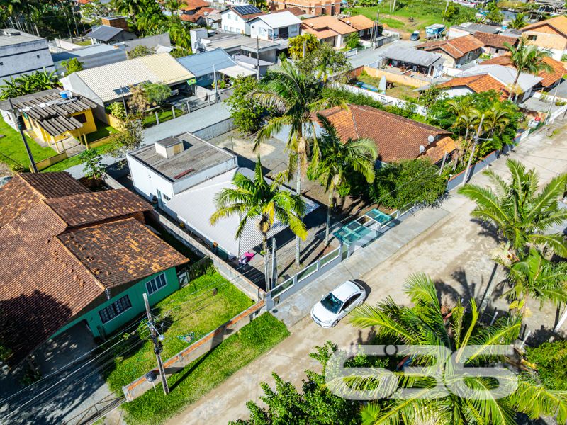 Seu novo lar em Balneário Barra do Sul espera por você!

Imagine viver a apenas 250 metros da charmosa Lagoa da Costeira, em uma casa térrea cercada pela tranquilidade, natureza e conforto. Apresentamos esta residência exclusiva, cuidadosamente planejada para quem valoriza espaço, funcionalidade e uma localização privilegiada.

Com 98m² de área construída sobre um terreno de 320m², esta casa oferece o equilíbrio ideal entre área interna bem distribuída e um quintal perfeito para aproveitar com a família. A fachada moderna com muro em vidro e o belo jardim dão as boas-vindas a um imóvel que transborda charme e praticidade.

Na área interna, os ambientes surpreendem pela amplitude: são 3 dormitórios, 2 banheiros, cozinha planejada com bancada passa-prato em granito, sala de estar aconchegante, área de serviço, despensa e espaço gourmet com churrasqueira. Todos os ambientes são integrados por um acabamento de alto padrão, com teto em gesso e iluminação bem distribuída.

A varanda coberta com fechamento em vidro é um convite aos bons momentos, seja para relaxar, receber amigos ou simplesmente apreciar o jardim ao som da brisa vinda da lagoa. A garagem acomoda confortavelmente até 4 veículos, sendo 1 vaga coberta e 3 descobertas.

Este é mais do que um imóvel – é a oportunidade de viver com mais qualidade de vida, segurança e praticidade, em uma das regiões mais desejadas de Balneário Barra do Sul.

Não perca essa chance! Agende agora mesmo sua visita com um corretor da 636 Negócios Imobiliários e venha se encantar com cada detalhe deste lar.
 
636 NEGÓCIOS IMOBILIÁRIOS: A SUA MELHOR ESCOLHA
Com mais de 30 anos de experiência, a 636 Negócios Imobiliários é sua parceira ideal para encontrar o imóvel perfeito. Estamos prontos para ajudá-lo a fazer deste imóvel o seu novo lar.
 
Telefone: (47) 3451-0636
WhatsApp: (47) 99190-0636
 
Não perca esta oportunidade única. Visite nosso site para mais informações: i636.com.br
