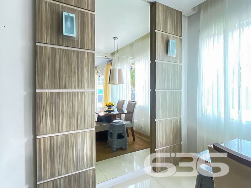 Seu novo lar em Balneário Barra do Sul espera por você!

Imagine viver a apenas 250 metros da charmosa Lagoa da Costeira, em uma casa térrea cercada pela tranquilidade, natureza e conforto. Apresentamos esta residência exclusiva, cuidadosamente planejada para quem valoriza espaço, funcionalidade e uma localização privilegiada.

Com 98m² de área construída sobre um terreno de 320m², esta casa oferece o equilíbrio ideal entre área interna bem distribuída e um quintal perfeito para aproveitar com a família. A fachada moderna com muro em vidro e o belo jardim dão as boas-vindas a um imóvel que transborda charme e praticidade.

Na área interna, os ambientes surpreendem pela amplitude: são 3 dormitórios, 2 banheiros, cozinha planejada com bancada passa-prato em granito, sala de estar aconchegante, área de serviço, despensa e espaço gourmet com churrasqueira. Todos os ambientes são integrados por um acabamento de alto padrão, com teto em gesso e iluminação bem distribuída.

A varanda coberta com fechamento em vidro é um convite aos bons momentos, seja para relaxar, receber amigos ou simplesmente apreciar o jardim ao som da brisa vinda da lagoa. A garagem acomoda confortavelmente até 4 veículos, sendo 1 vaga coberta e 3 descobertas.

Este é mais do que um imóvel – é a oportunidade de viver com mais qualidade de vida, segurança e praticidade, em uma das regiões mais desejadas de Balneário Barra do Sul.

Não perca essa chance! Agende agora mesmo sua visita com um corretor da 636 Negócios Imobiliários e venha se encantar com cada detalhe deste lar.
 
636 NEGÓCIOS IMOBILIÁRIOS: A SUA MELHOR ESCOLHA
Com mais de 30 anos de experiência, a 636 Negócios Imobiliários é sua parceira ideal para encontrar o imóvel perfeito. Estamos prontos para ajudá-lo a fazer deste imóvel o seu novo lar.
 
Telefone: (47) 3451-0636
WhatsApp: (47) 99190-0636
 
Não perca esta oportunidade única. Visite nosso site para mais informações: i636.com.br