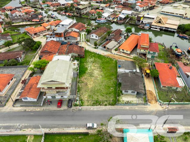 Terreno à Venda em Balneário Barra do Sul, SC - Oportunidade Imperdível - PERMUTA ATÉ 100%

Se você procura um terreno para investir ou realizar o projeto dos seus sonhos, esta é a oportunidade ideal! Localizado no coração de Balneário Barra do Sul, no Centro, este terreno possui características únicas e grande potencial de valorização. Estuda permuta por área construída.

Destaques do Terreno: Com quase 800 m² de área, este terreno oferece diversas possibilidades para construção. Esse terreno permite a criação de um empreendimento residencial e comercial, como um prédio de apartamentos com salas comerciais no térreo e garagem com acesso pelos fundos, otimizando o uso do espaço e proporcionando conveniência aos futuros moradores e lojistas. 

Benefícios da Localização: A apenas poucos metros da praia e com fácil acesso aos principais pontos da cidade, o terreno está localizado em uma área que atrai turistas e moradores em busca de lazer e qualidade de vida. A proximidade com mercados, padarias, restaurantes e outras conveniências facilita o dia a dia, tornando-o uma escolha inteligente tanto para moradia quanto para investimento.

Agende uma visita e conheça de perto o potencial deste terreno! Essa pode ser a sua chance de realizar um grande projeto em uma das cidades mais encantadoras do litoral catarinense.

Entre em contato com a 636 Negócios Imobiliários e saiba mais sobre essa oportunidade exclusiva! Estamos à disposição para tirar todas as suas dúvidas e ajudar você a dar o próximo passo rumo ao sucesso no mercado imobiliário.
 
636 NEGÓCIOS IMOBILIÁRIOS: A SUA MELHOR ESCOLHA
Com mais de 30 anos de experiência, a 636 Negócios Imobiliários é sua parceira ideal para encontrar o imóvel perfeito. Estamos prontos para ajudá-lo a fazer deste imóvel o seu novo lar.
 
Telefone: (47) 3451-0636
WhatsApp: (47) 99190-0636
 
Não perca esta oportunidade única. Visite nosso site para mais informações: i636.com.br